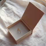 Presentask exklusiv med magnetlock